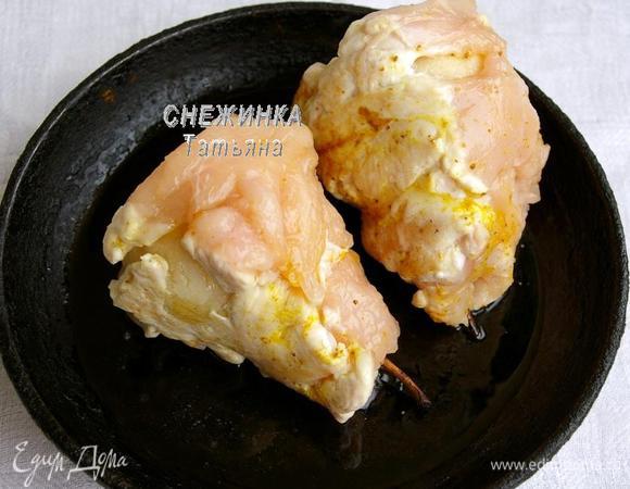 Когда груши готовы, немного охлаждаем их. Затем обвиваем груши, оборачиваем их полоской куриного филе. Мясо хорошо прилипает. На сковороде разогреваем растительное масло, быстро обжариваем груши в филе со всех сторон.