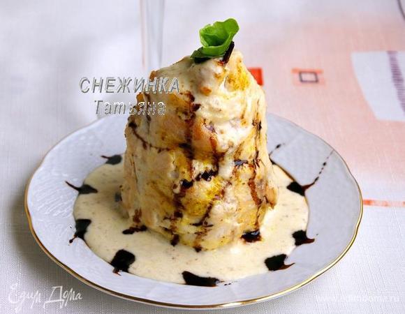 Для подачи наливаем в центр соус, ставим на него грушу, сверху ещё немного поливаем соусом. Для украшения бальзамик прогреваем с сахаром до загустения и наносим штрихи.