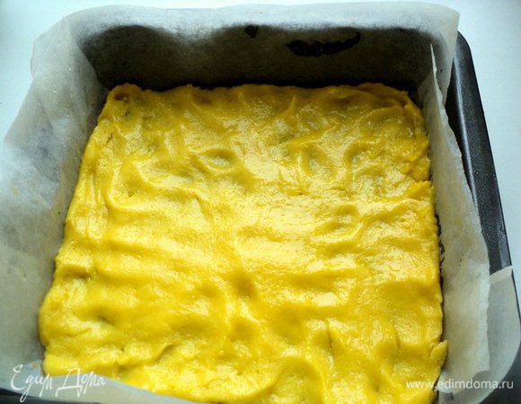 Приготовим тесто 1: размягченное масло взбить с сахарной пудрой. Продолжая взбивать добавить поочередно желток и яйцо. Добавить постепенно муку с разрыхлителем, размешать ложкой. Разделить тесто на 2 части. Одну часть теста  выложить в форму, застеленную бумагой для выпечки и смазанную маслом. Разровнять руками, смазанными растительным маслом. 