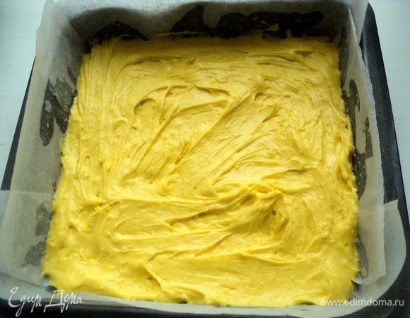 Добавить в несколько приемов муку, смешанную с разрыхлителем, перемешать ложкой. Выложить в форму, предварительно застеленную бумагой для выпечки, смазанной маслом.