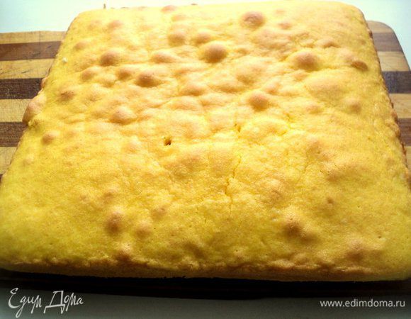 Выпекать при температуре 180 градусов 30-35 минут. Готовый бисквит охладить.