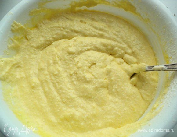 Творожная масса: желтки отделить от белков. Взбить творог блендером с сахарной пудрой, сметаной, желтками и ванильным пудингом.