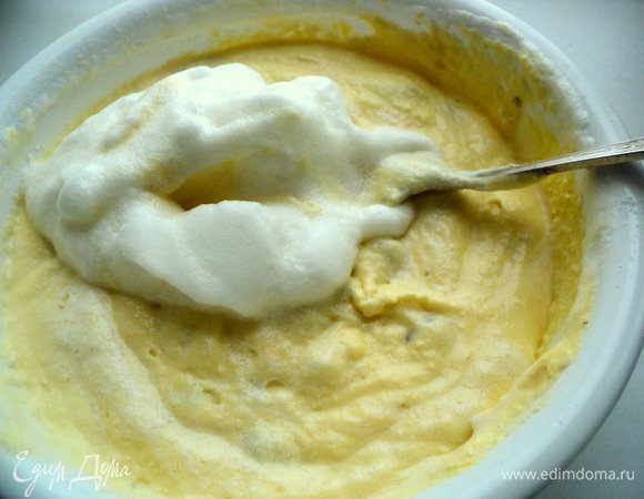 Добавить взбитые белки.