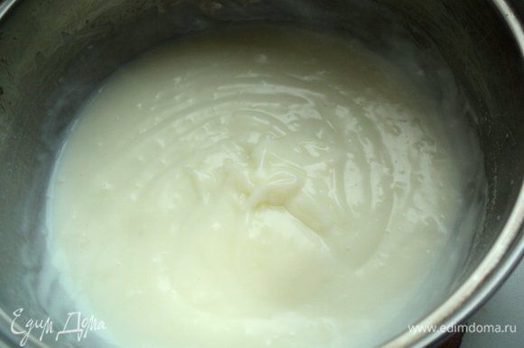 Для пудинговой массы: пудинг развести в 1/3 стакана холодного молока. В оставшееся молоко добавить сахар, закипятить и тонкой струйкой влить разведенный пудинг. Варить, постоянно помешивая до загустения. Переложить пудинг в другую емкость и охладить до теплого состояния.