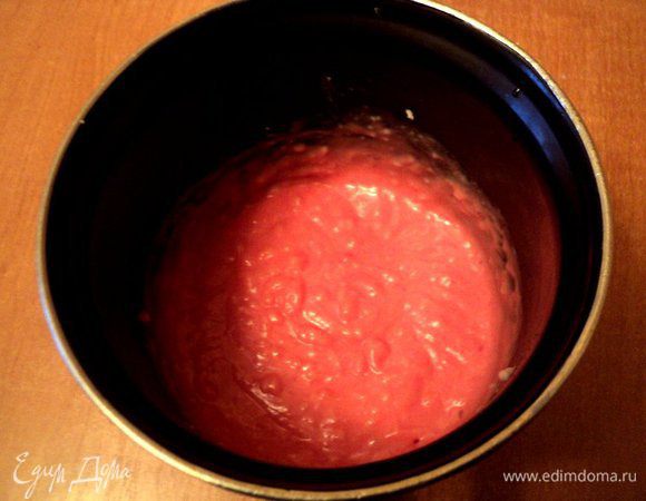 Желе залить 1/3 стакана горячей вода, размешать до его полного растворения. Охладить до комнатной температуры. Размягченное масло взбить миксером, добавляя постепенно пудинг и остывшее желе, до пышного состояния.