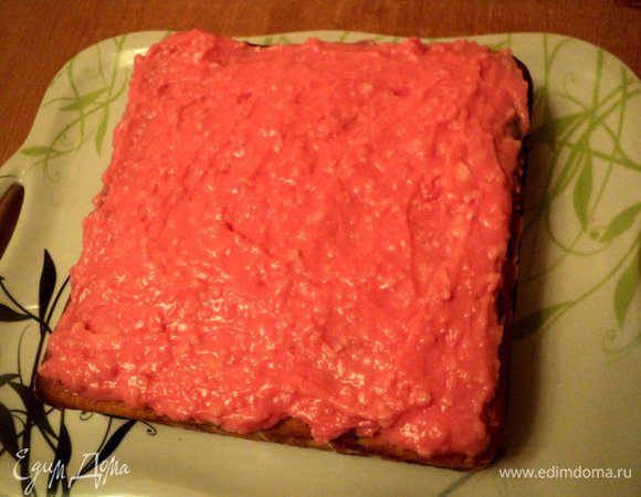 Выложить пудинговую массу на остывший творожный корж, разровнять.