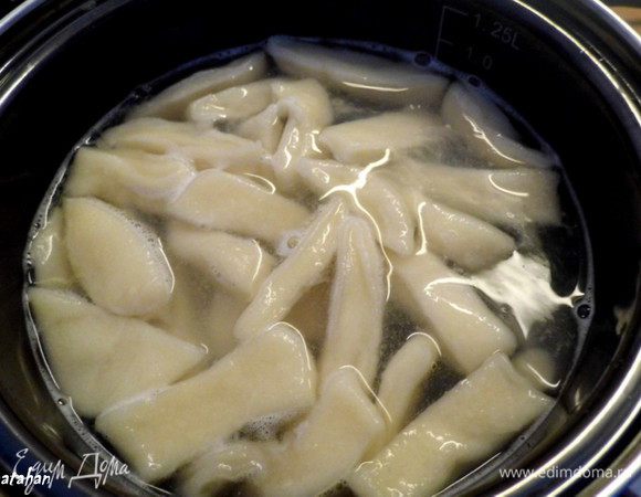 Вскипятить в кастрюльке воду. Посолить её и сварить ленивые вареники (5-7 минут, пока все не всплывут). 