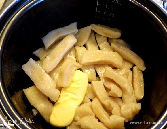 Слить из кастрюльки воду и положить в ленивые вареники сливочное масло. Хорошо перемешать. Накрыть кастрюльку крышкой