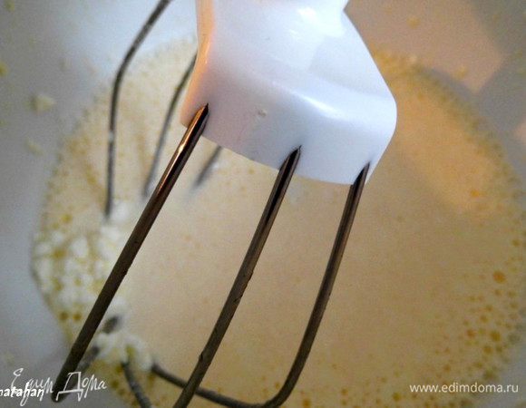 Яйцо, творог, молоко, сахар и соль хорошо взбить. 