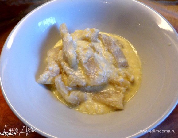 Готовые Творожно-омлетные ленивые вареники разложить в тарелки и звать едоков... Приятного аппетита!!!