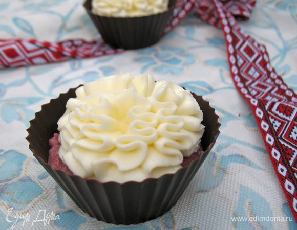 для следующих посиделок я готовила вот такие шоколадные корзиночки с клубничным курдом и уже со взбитыми сливками 