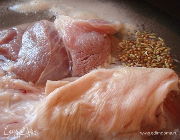 Мясо вымыть, отварить в подсоленной воде со специями до готовности ***варить надо в минимальном количестве воды, на невысоком огне; из специй у меня соль, 0,5 ч.л. кориандра, 2 лавровых листика, тимьян, 3 ст.л. коньяка