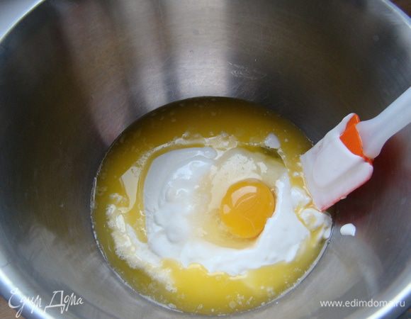 Смешать сметану, растопленное масло, яйцо, соль