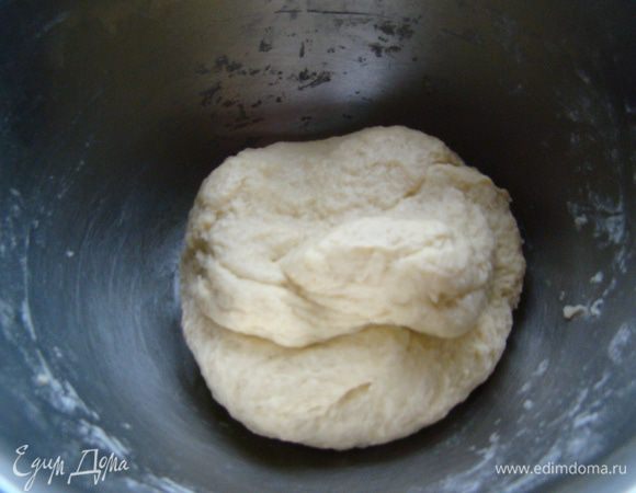 Всыпать 2 стакана муки, замесить мягкое, не липкое тесто, если этого не достаточно, добавить оставшуюся муку и продолжать месить. Обернуть в пленку, убрать в холод