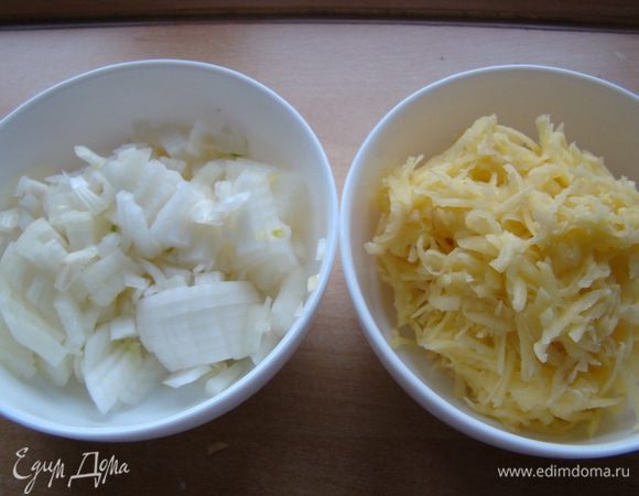 Лук мелко нарезать, картофель натереть на терке