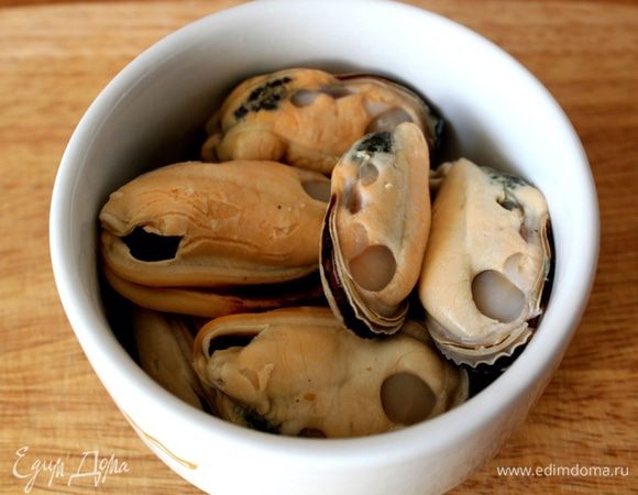 Мидии разморозить на верхней полке холодильника.