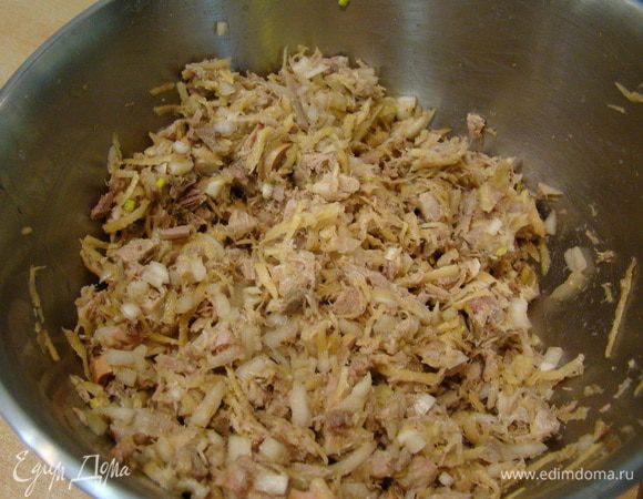 Смешать все ингредиенты для начинки с яйцом и специями (зерна растереть в ступке)