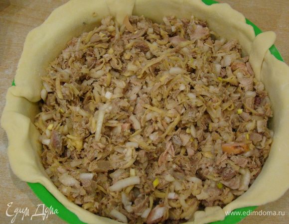 Тесто разделить на 2 части, бОльшую раскатать, выложить в форму и сверху высыпать начинку