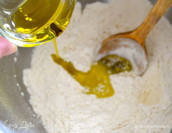 Муку смешать с дрожжами и добавить масло.