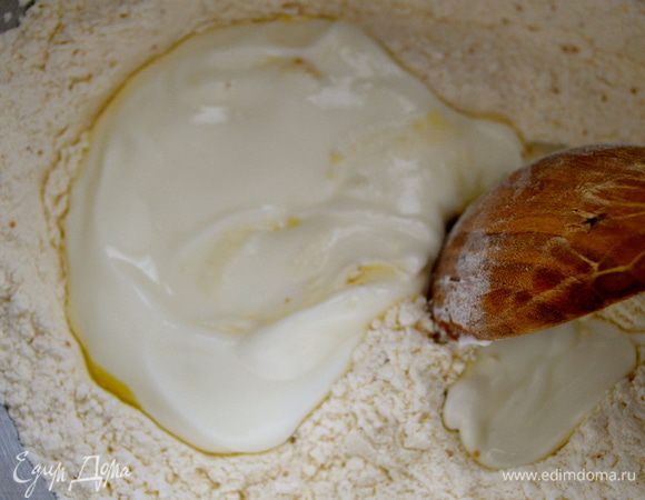 Добавить йогурт и перемешать. Слегка посолить.