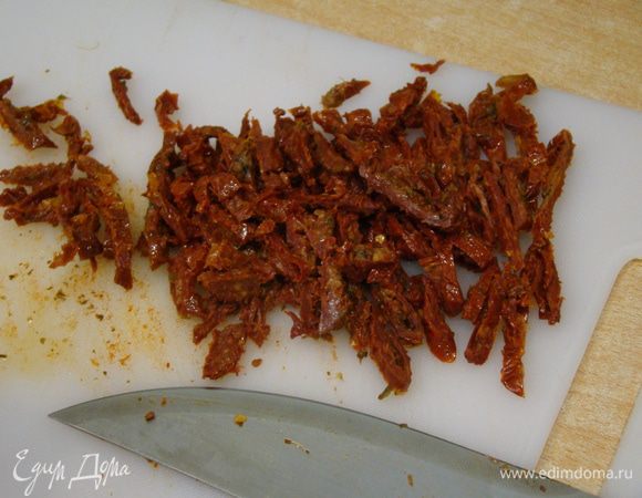 Томаты нарезать тонкой соломкой