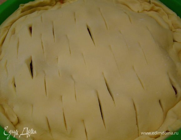 Меньшую часть теста раскатать, запечатать пирог, сделать надрезы. Выпекать при 175"С до золотистого цвета, около 40 минут