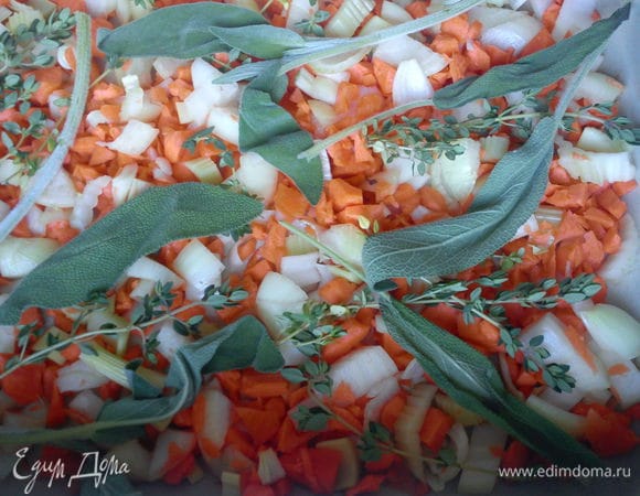 Овощи нарезать мелкими кубиками и выложить на противень, сверху разложить травы