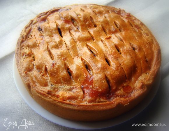 Чтобы "оживить" пирог - взбейте небольшое яйцо с ложкой молока, смажьте пирог, оставьте на верхнем уровне духовки на 5-10 минут. Подавайте со сметаной. Приятного аппетита!