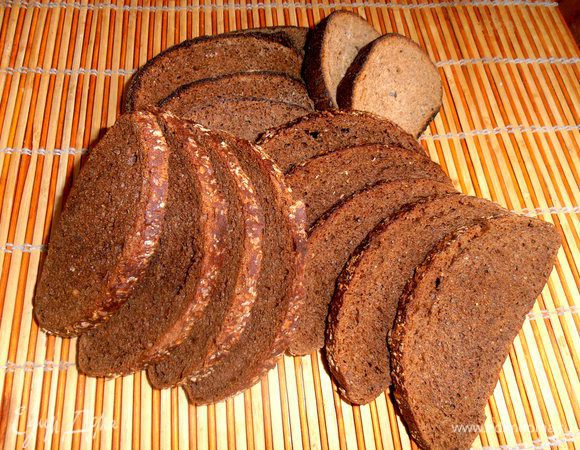 Хлеб берём только ржаной ("кирпичик" не подходит!) и заранее высушиваем, например, на батарее... Или слегка поджариваем в духовке.