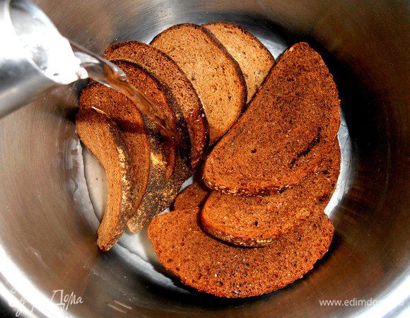 Берём большую ёмкость и заливаем кипятком наш сухой хлебушек.