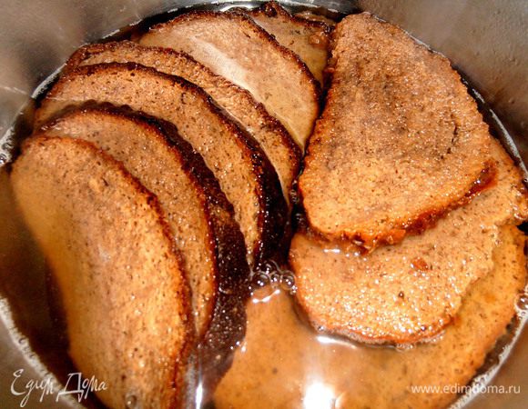 Кипяток должен покрыть весь хлебушек! Накрываем крышкой и забываем на несколько часов,а лучше на ночь...