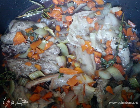 Выложить овощи и мясо в сотейник, залить вином и тушить 1,5 часа. Я готовила в мультиварке на режиме тушения 2 часа. 