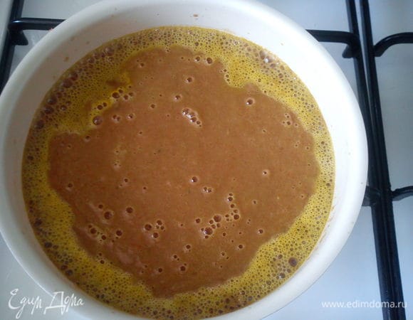 Мясо выложить на тарелку, вынуть травы. Овощи взбить блендером  