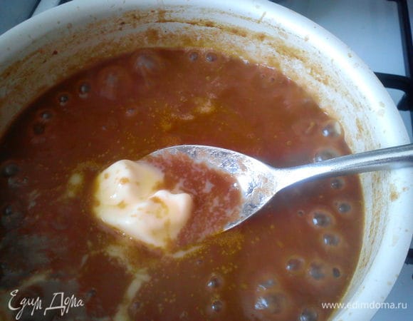 На медленном огне уварить соус до загустения и вмешать сливочное масло