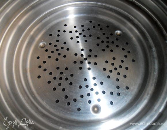 Как я уже говорила,нам нужен именно дуршлаг. Но,если у вас сито, то только с крупной сеткой...