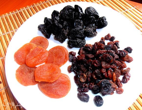 Перед манипуляциями с хлебом промываем и замачиваем сухофрукты...Соотношение любое,можно взять только один изюм,можно добавить клюкву для кислинки...,смотрите,что есть в наличии!