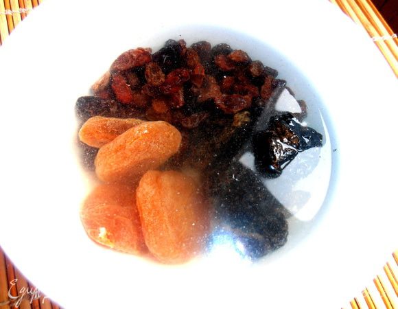 Так как сухофрукты будут вариться,на ночь их не нужно замачивать.