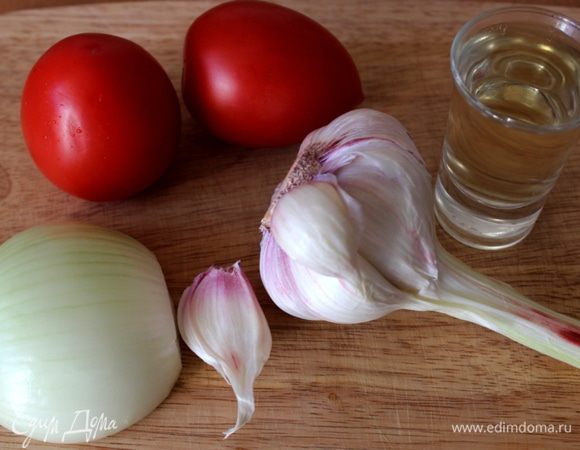Подготовить ингредиенты для томатного соуса. 