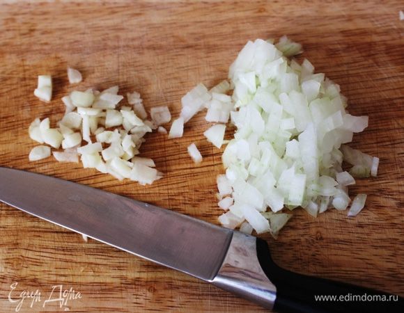 Мелко порубить лук и  чеснок. 