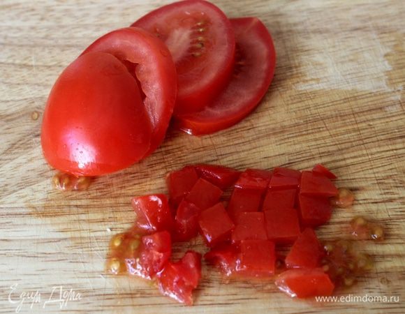 Помидоры порубить мелким кубиком.
