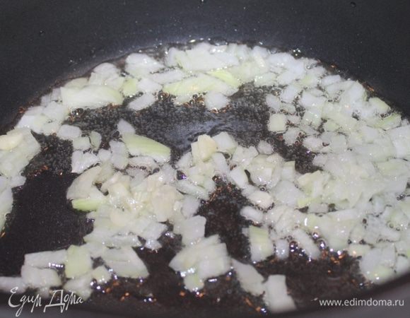 Лук и чеснок и обжарить в разогретом масле 1 мин.