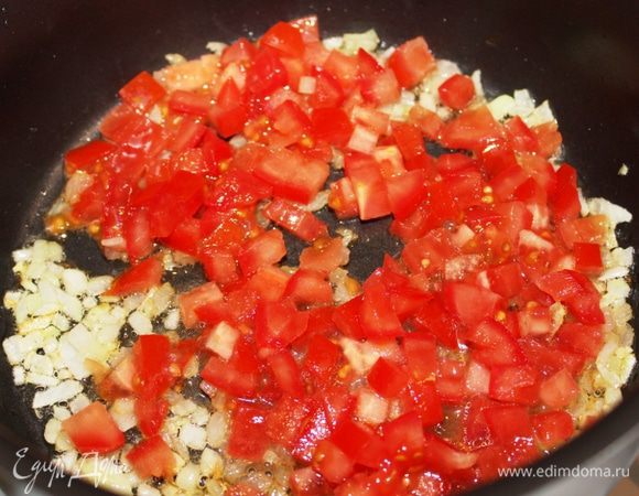  Влить вино, добавить рубленые помидоры и  готовить 5 мин. Приправить солью и перцем, снять с огня.