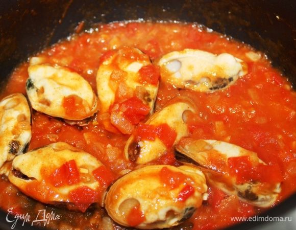 Выложить мидии в томатный соус.