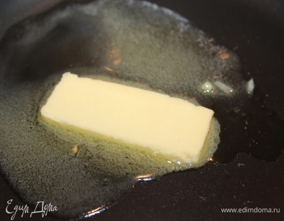 Для сливочного соуса в сотейнике с толстым дном на небольшом огне растопить сливочное масло.