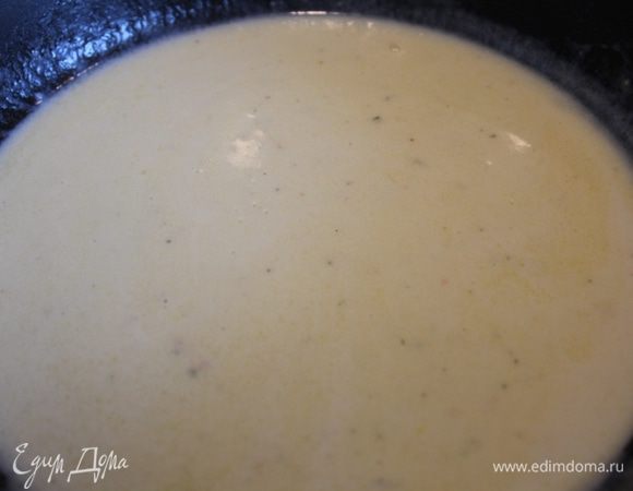 Добавить муку и готовить, помешивая, 1 мин. Снять с огня и тонкой струйкой влить сливки. Затем вернуть на небольшой огонь и, помешивая, готовить  еще 3-4 мин., снять с огня, приправить мускатным орехом, солью и перцем.