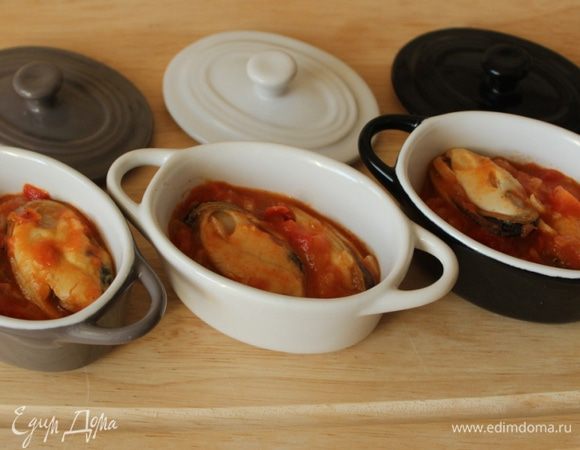 Разложить мидии с томатным соусом  по жаропрочным формочкам.