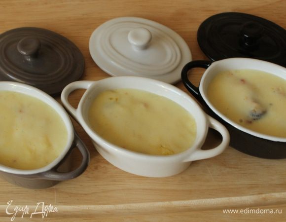 Сверху аккуратно выложить сливочный соус. 