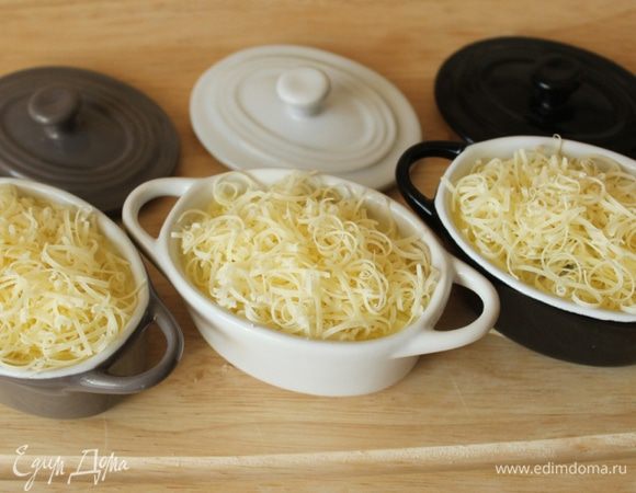 На сливочный соус выложить кусочки моцареллы. Посыпать тертым пармезаном.