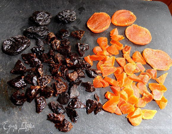Нарезаем позже сухофрукты на удобные кусочки...