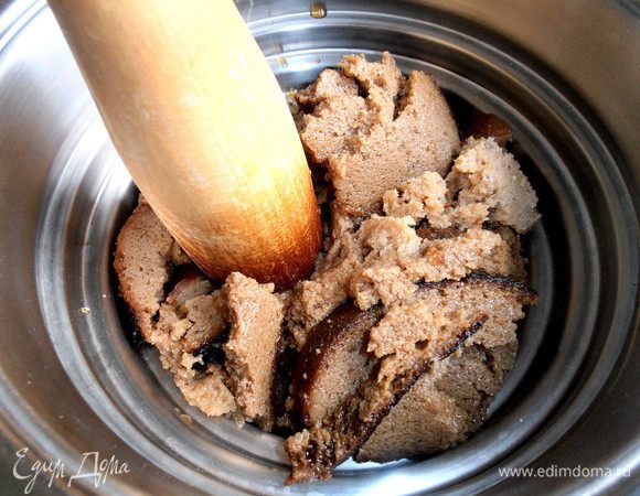 Возвращаемся к хлебной основе...Берём старую добрую "толкушку" и начинаем толочь хлеб.